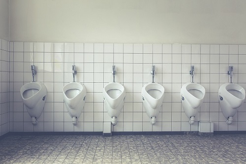 Een saaie toiletruimte zonder beleving met zes urinoirs 
