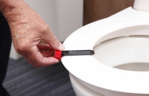 WC-brilreiniger toiletonderzoek: iemand test de toiletbril op bacteriën