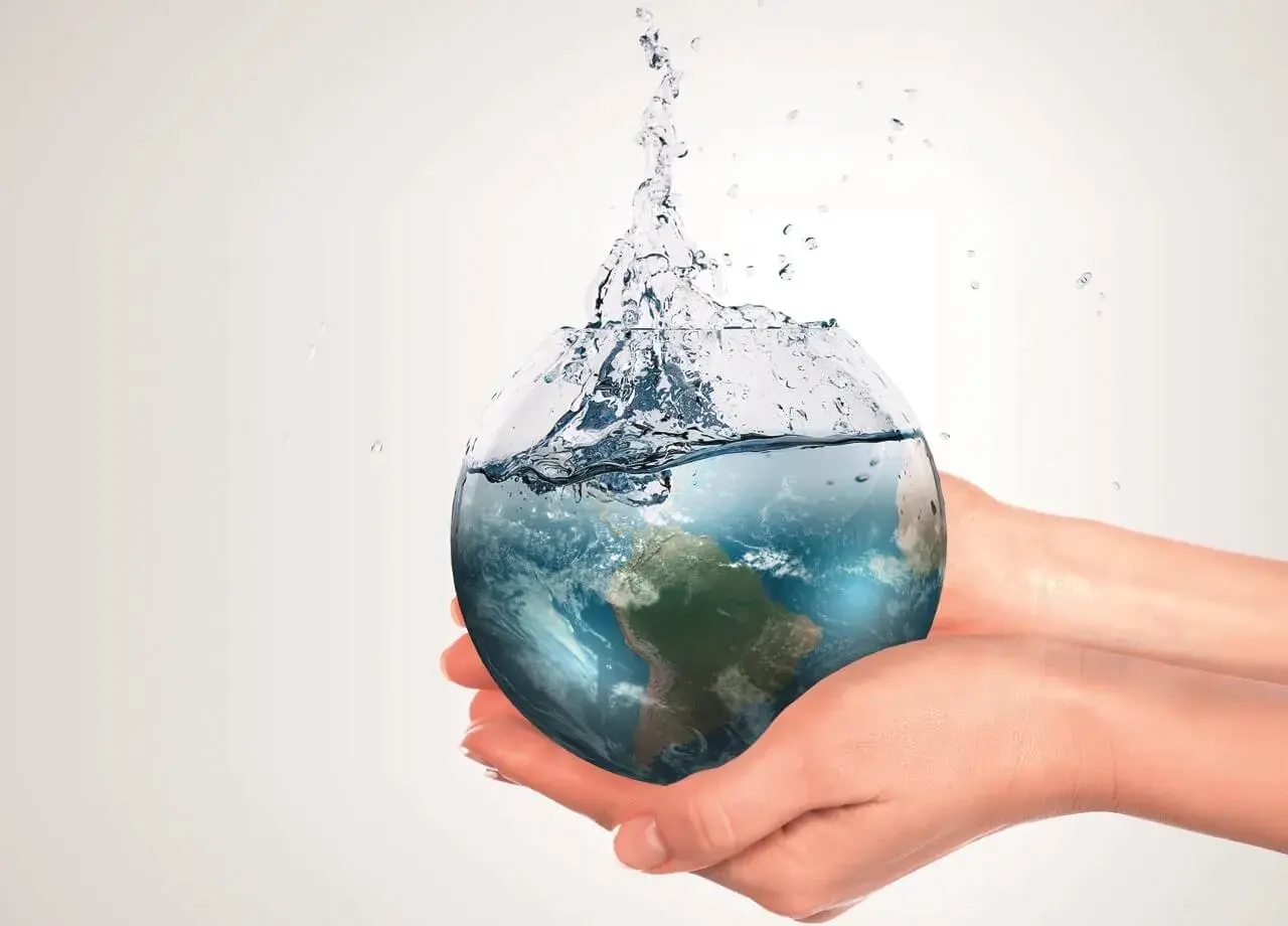 Twee handen houden een wereldbol vast, in het kader van duurzaamheid verminderen we het gebruik van plastic verpakkingen