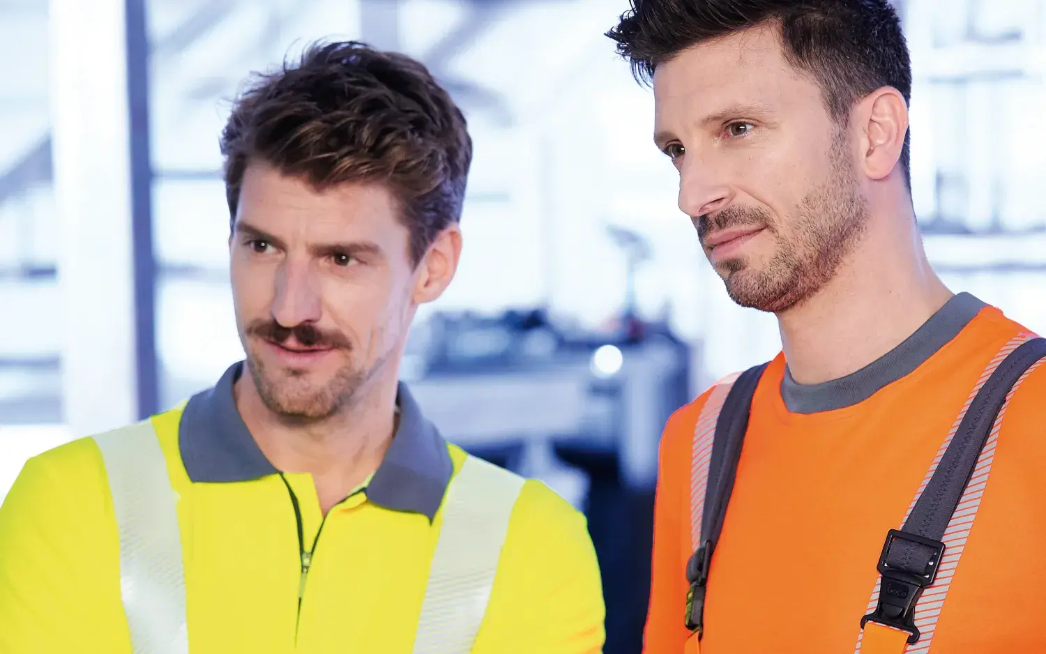 Sicherheit: Arbeiter mit gelber und orangener Warnkleidung