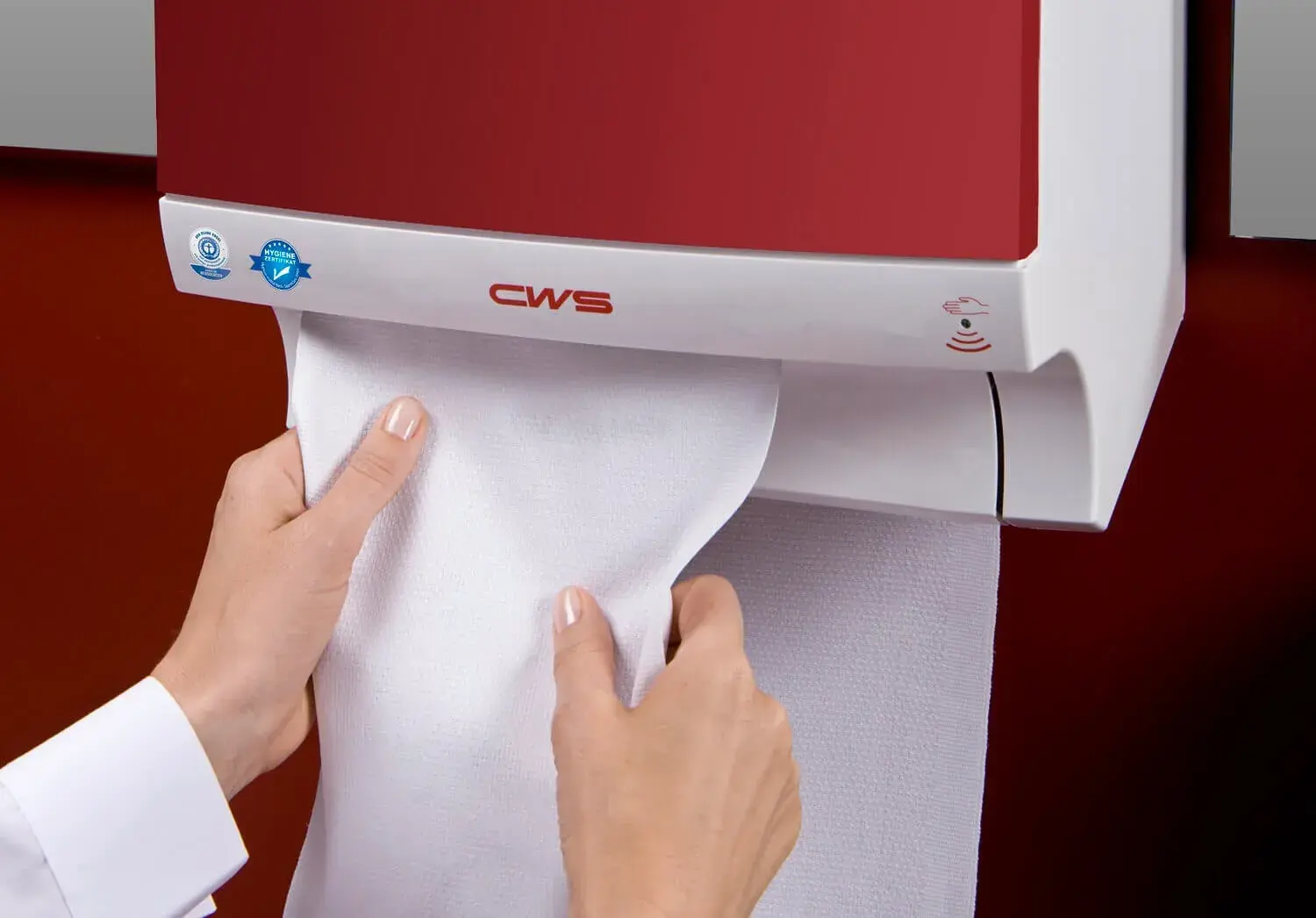 Handen drogen bij een handdoek automaat