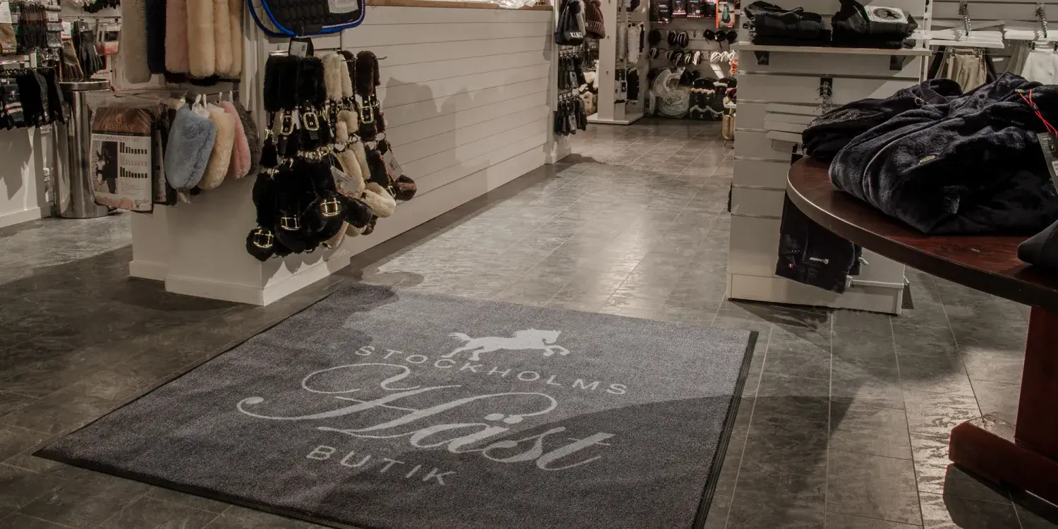 En grå logomatta med tryck i ljusgrått