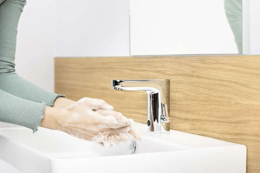 cws-hygiene-woman-washing-hands-web-27135_1.jpg