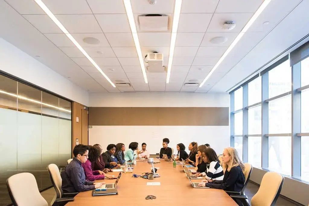 Fysieke meeting in een vergader- en conferentiezaal