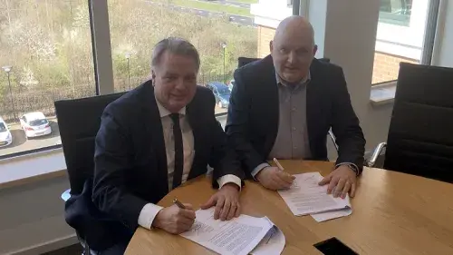 Ondertekenen verlenging partnership door Marc de Groot (CWS) en Ton van de Ven (CSU)