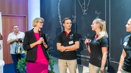 Bundesministerin Anja Karliczek im Gespräch mit Team Germany beim Empfang im Bundesbildungsministerium im Rahmen des zweiten Vorbereitungstreffen in Berlin für die WorldSkills 2019 in Kazan.