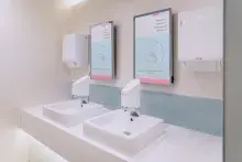 CWS SmartWash Plus mit digitalem Spiegel. Eine Animation führt den Nutzer durch den Händewaschprozess. Die Spiegelfunktion bleibt durchgängig erhalten.