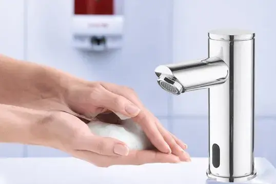 Het belang van handen wassen met behulp van een sensorkraan