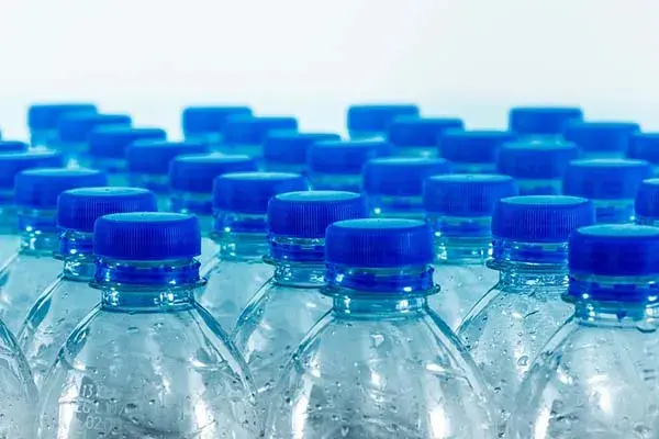 Recyclen van PET flessen