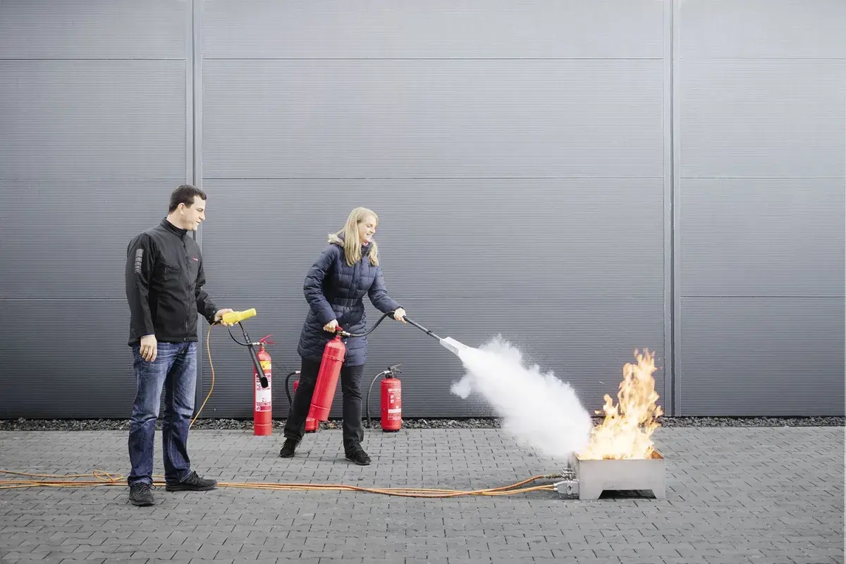 Brandschutzunterweisung mit CO2-Feuerlöscher Feuerlöschübung