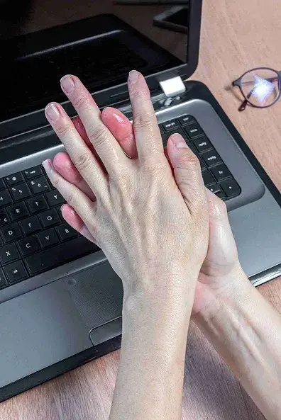 Hände werden im Office desinfiziert 