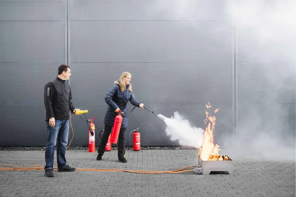 Brandschutzhelfer Ausbildung mit Feuerlöscherübung