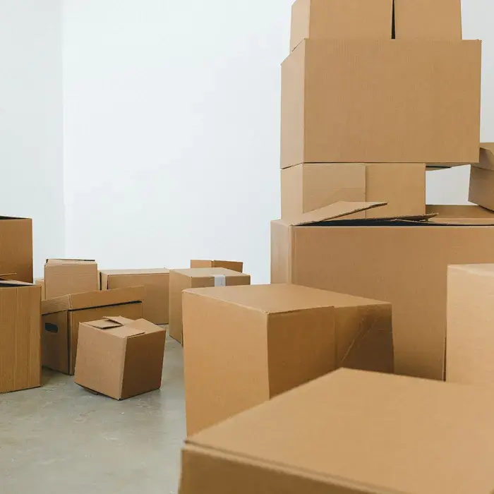 Ett tomt rum med flyttkartonger