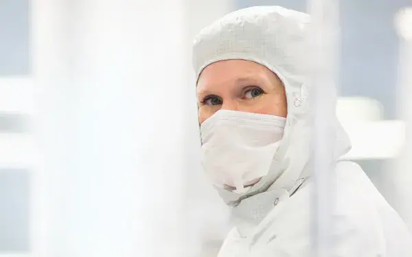 prepare-cleanroom-clothing-cleanrooms-d