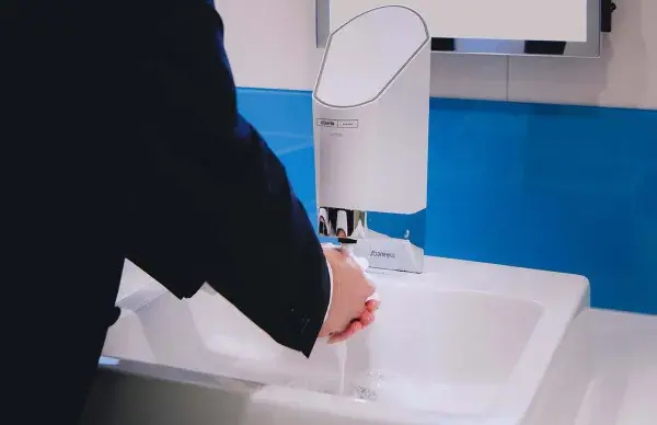 SmartWash met zeep automatisch uit de kraan