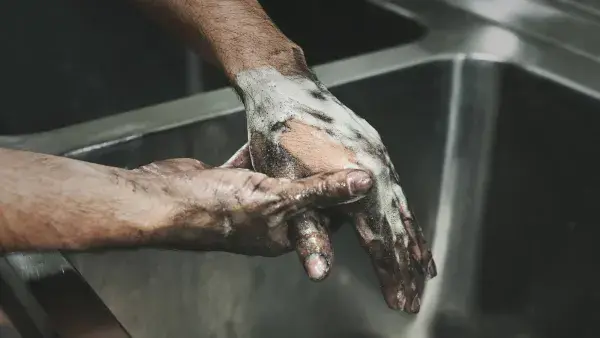 Olie van handen wassen