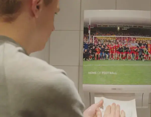 Gewrapte handdoekautomaat van Go Ahead Eagles