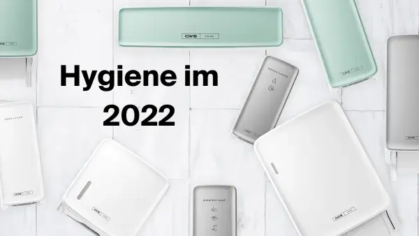 Text im Vordergund: Hygiene im 2022. Darumherum Seifen- und Papierspender in den Farben weiss, mint und silber.